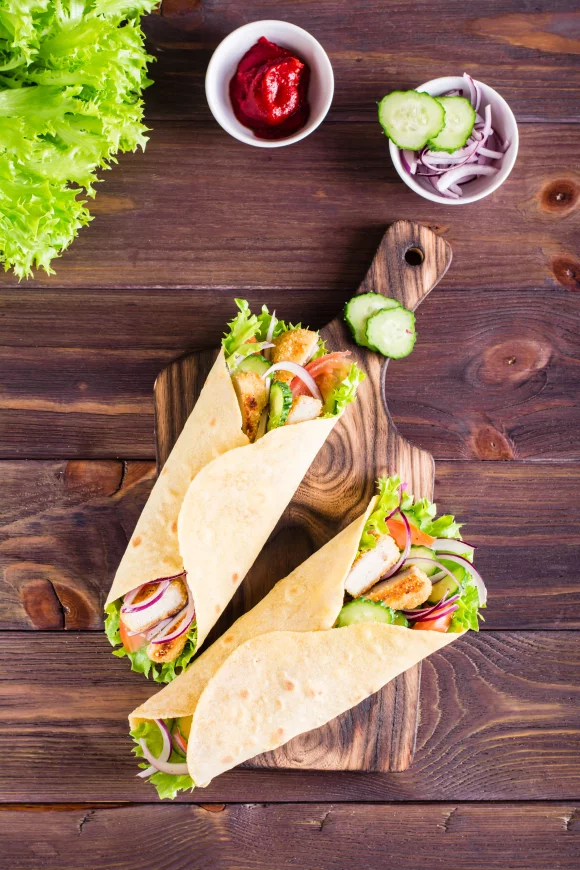 Wrap met kip en pittige cocktailsaus