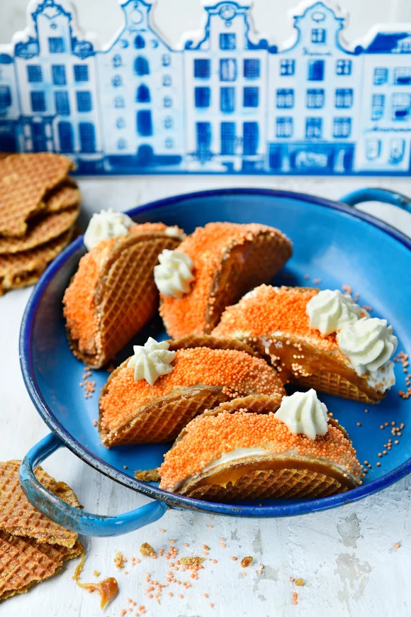 Stroopwafeltaco met cheesecakevulling en oranje sprinkles