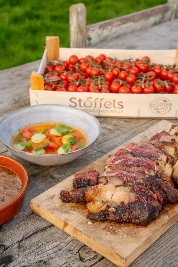 Côte à l’os met bordelaisesaus en tomatensalade  