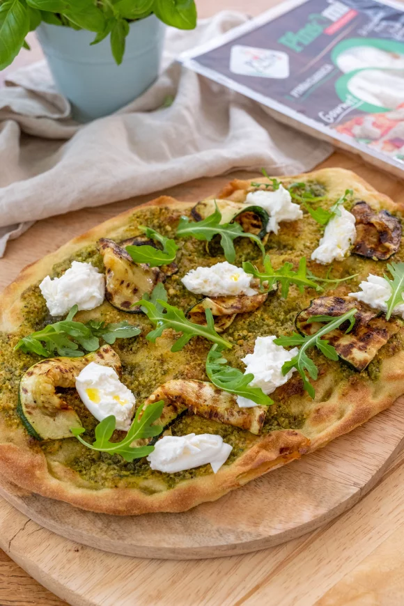 Pinsa verde met pesto, courgette en burrata