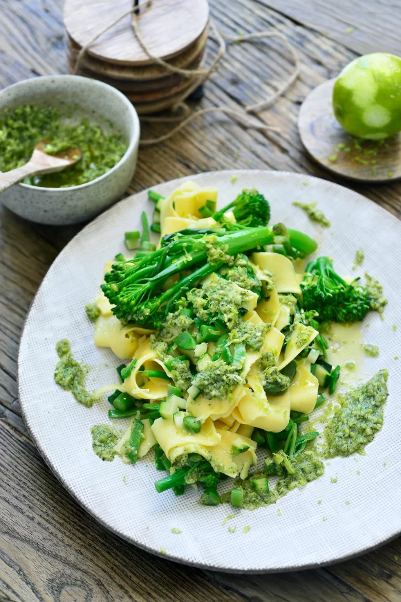 Pasta met groene groenten en edamamepesto