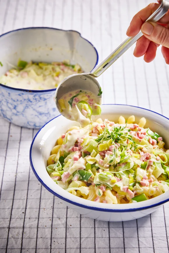 Pasta met prei en ham in een romige saus