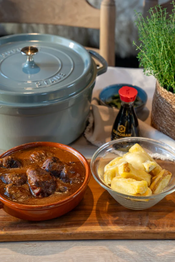 Vlaamse stoverij van varkenswangen met pommes pont neuf