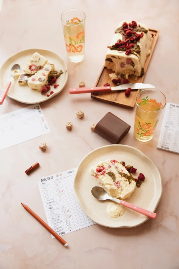 Rocky road semifreddo met frambozen en pistache