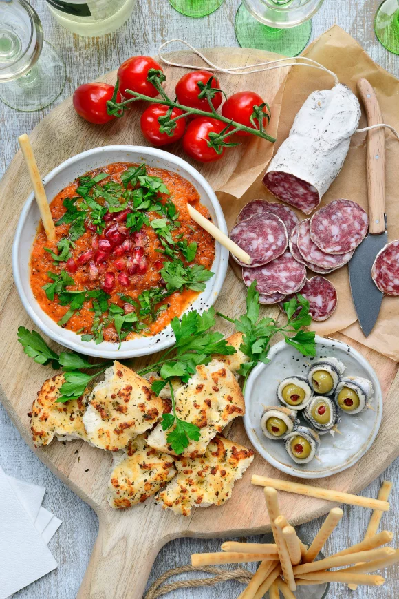 Groentedip met feta, granaatappel en naanbrood