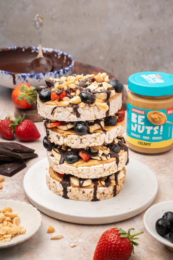 Rijstwafel-snack met pindapasta, fruit & pure chocolade