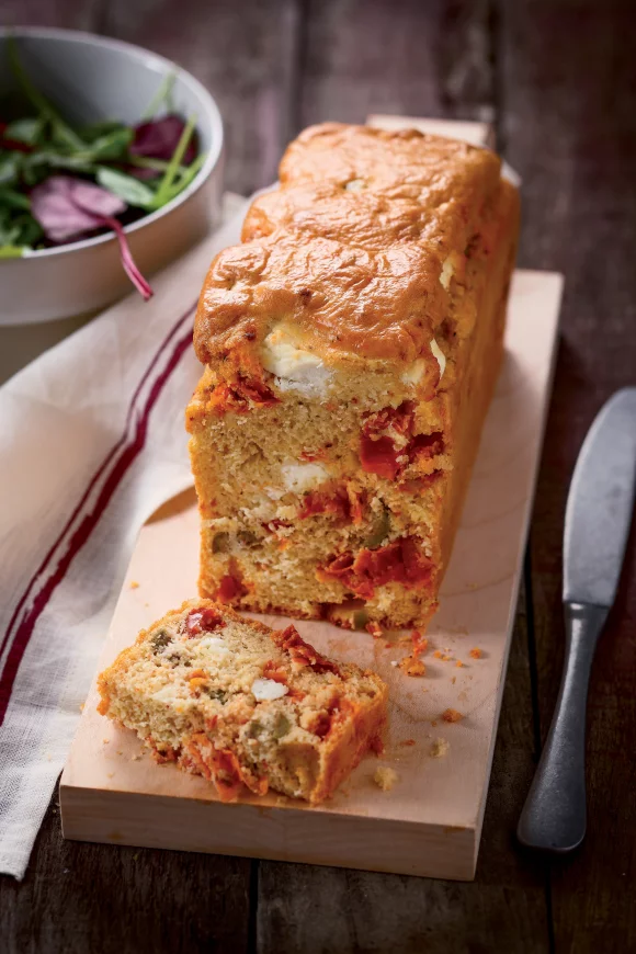 Hartige taart met gedroogde tomaten, olijven en feta