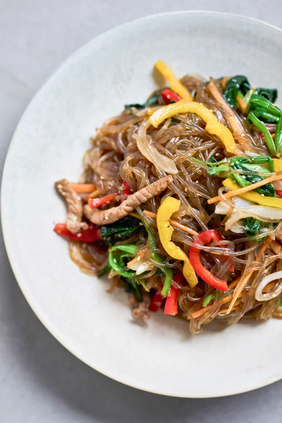 Japchae: Koreaanse glasnoedels met groenten