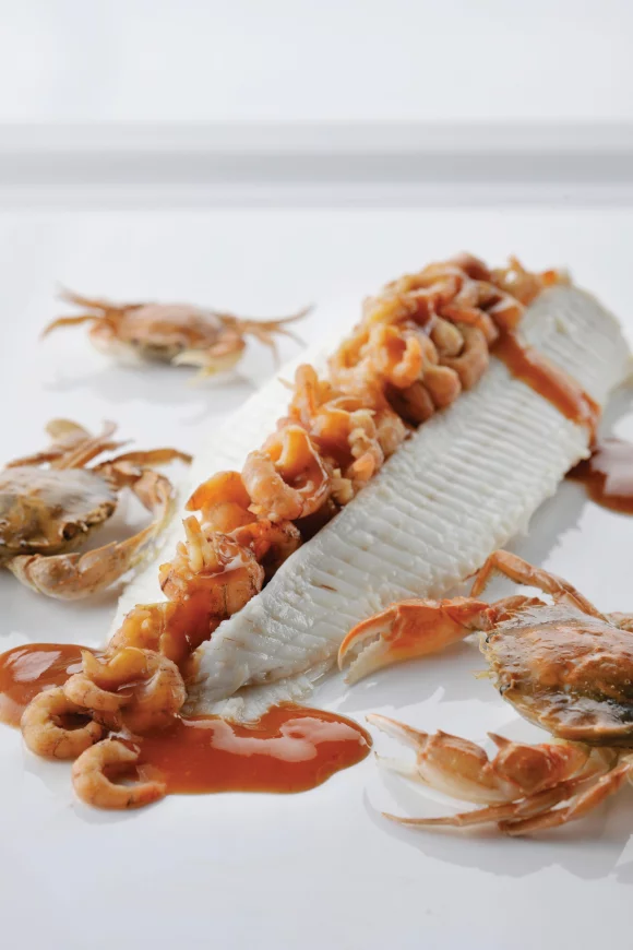 Zeetong met garnalen en een saus met zwemkrabbetjes