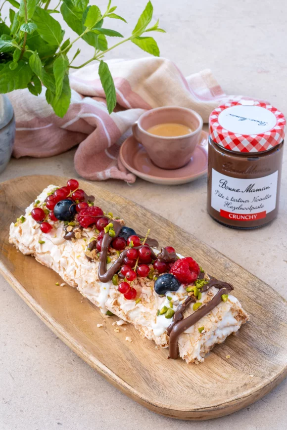 Pavlova roll met crunchy chocopasta 