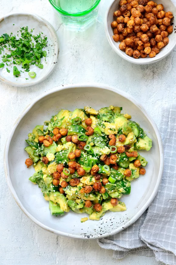 Smashed komkommer-avocadosalade met geroosterde kikkererwten