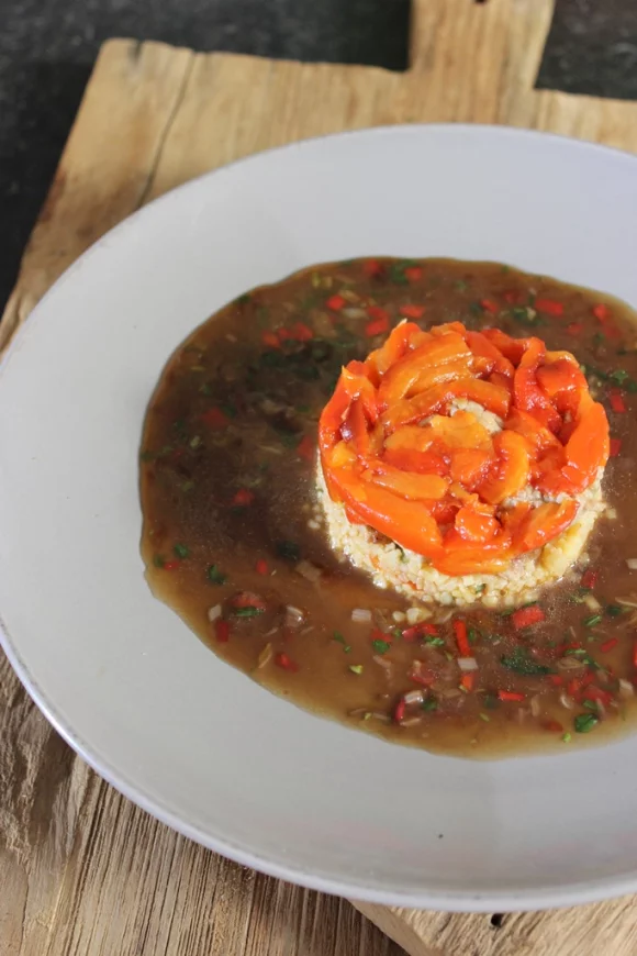 Kort gebakken schouderlapjes met geroosterde paprika