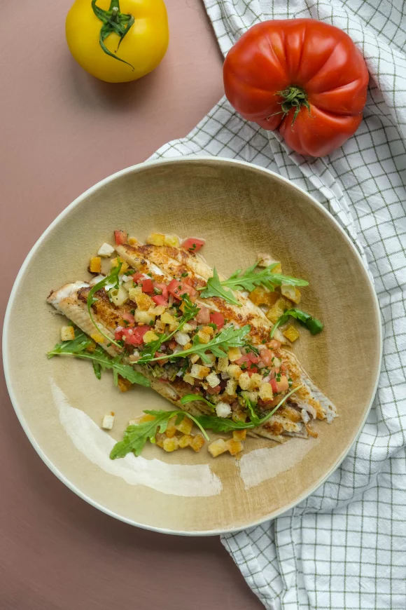 Zeetong met tomatensalade