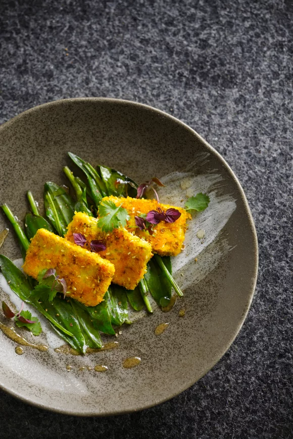 Tofu met een korstje en zeesalade