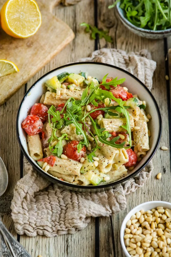 Makkelijke pasta met alfredosaus, courgette en geroosterde tomaatjes