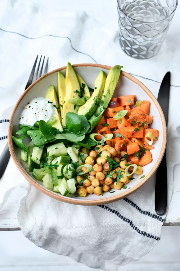 Lunchbowl met zoete aardappel, kikkererwten en avocado