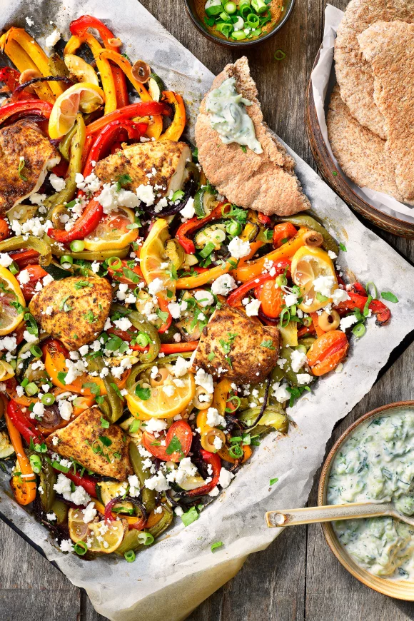 Griekse gyros traybake met feta en tzaztiki