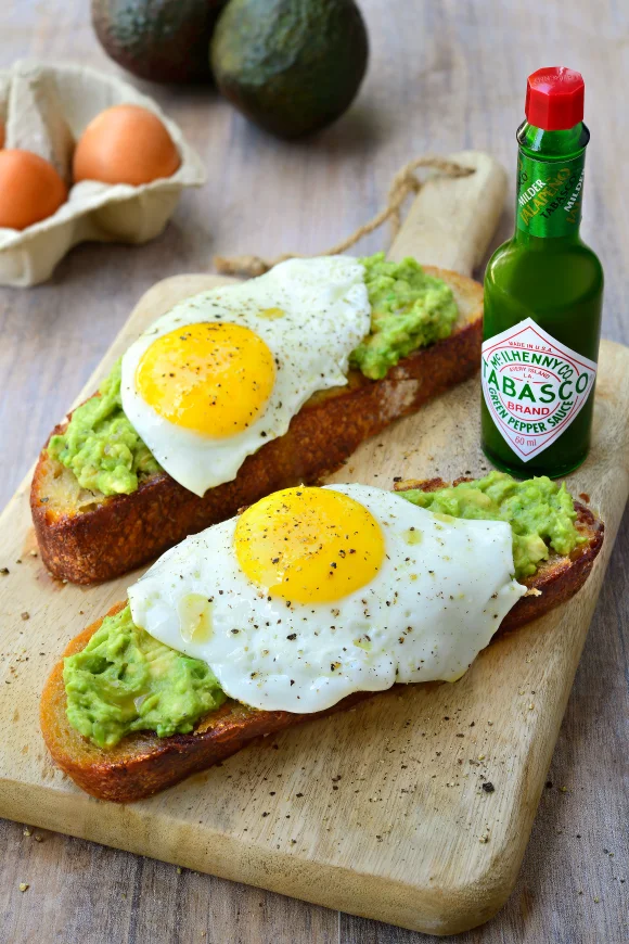 Pittige avocadotoast met een spiegelei