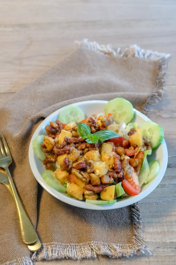 Salade met spek en kaas