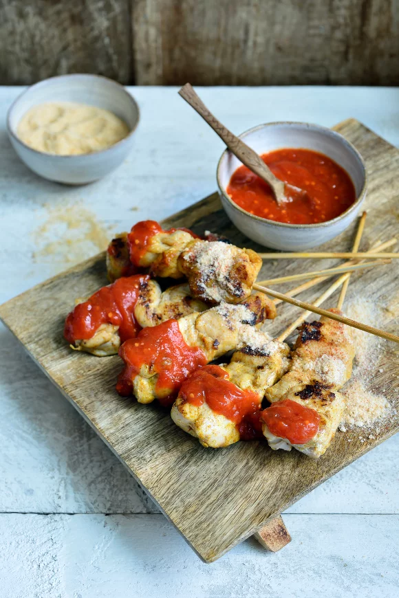Kipspiesjes met tomatendipsaus