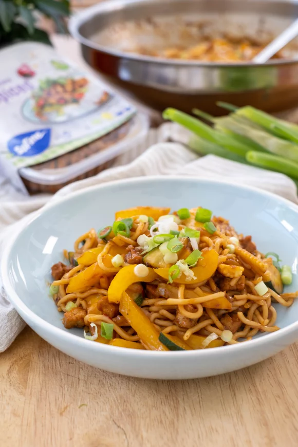 Snelle hoisin noedels met tofu