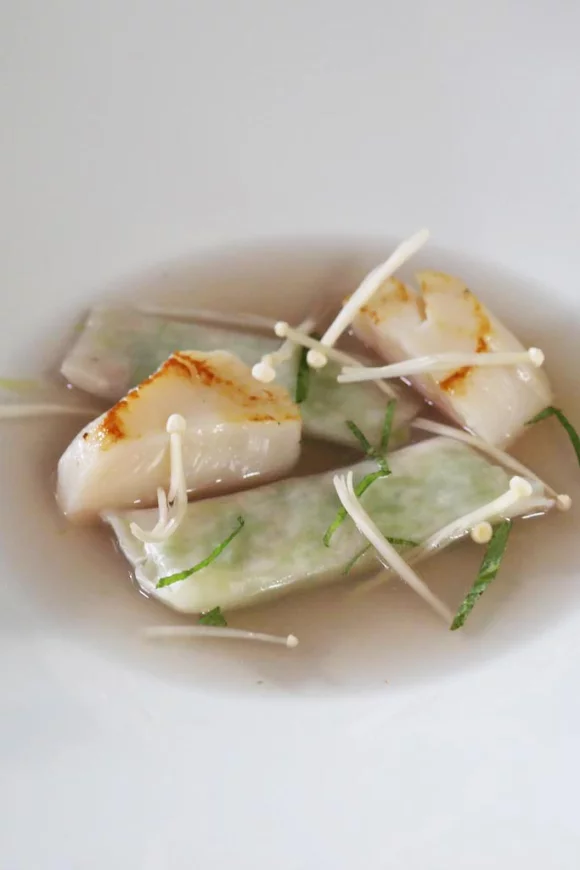 Ramen bouillon met Sint-Jakobsvruchten