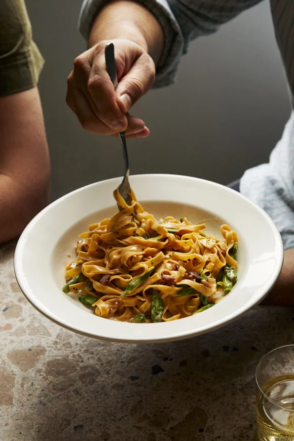 Fettuccine carbonara met groene asperges