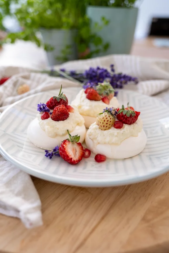 Mini pavlova's met rood fruit