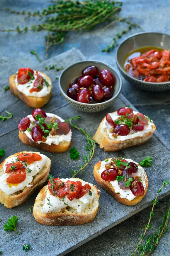 Bruschetta met geitenkaas en gemarineerde druiven