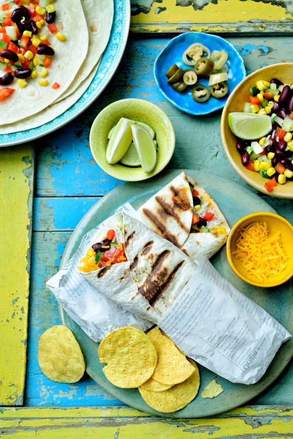 Veggie burrito met jackfruit, cheddar en maïs-salsa