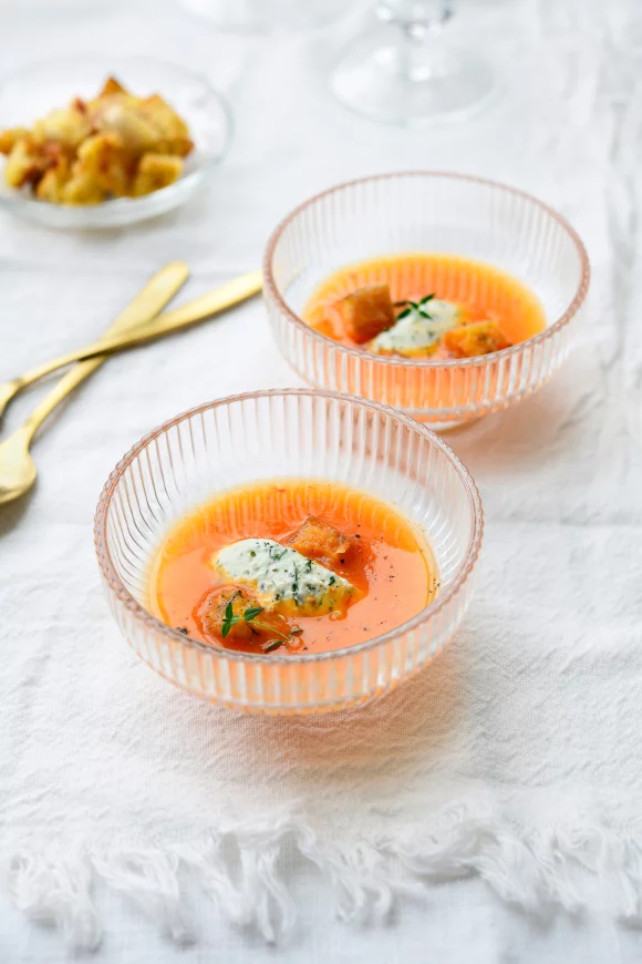 Soepje van puntpaprika met pestomascarpone en tijmcroutons