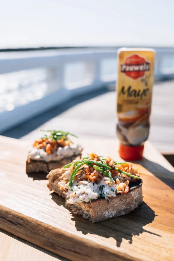 Toast met vissalade en garnalen