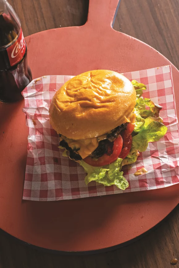 Smashed burgers met cheddar en pittige saus