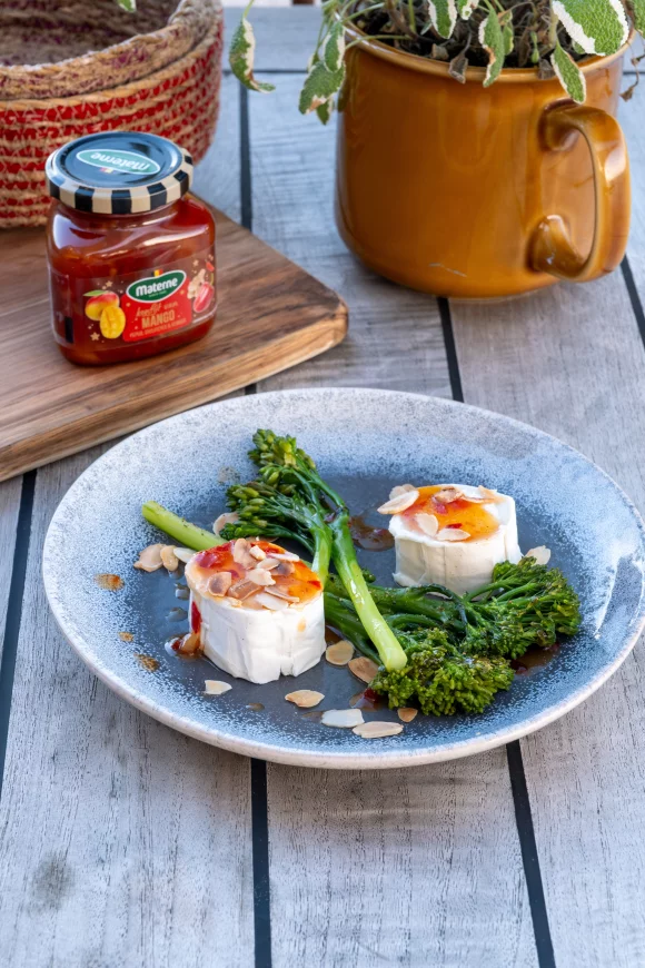 Broccolini met geitenkaas en geroosterde amandelen 