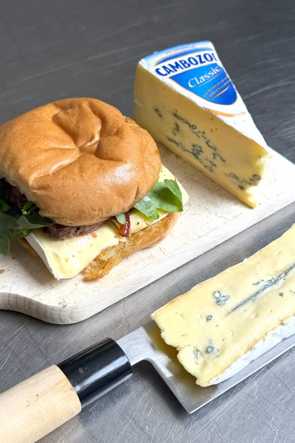 Steaksliders met Cambozola, gekaramelliseerde rode ui en vijgenchutney 