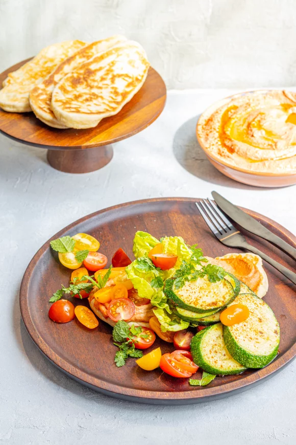 Flatbread met tomatenhummus en courgette