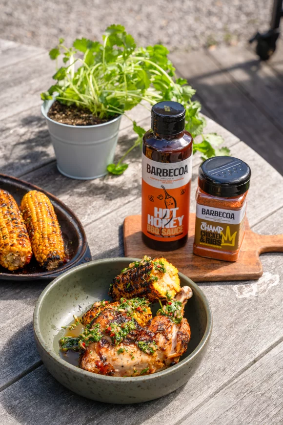 Gegrilde kippenbouten met maïskolven en chimichurri 