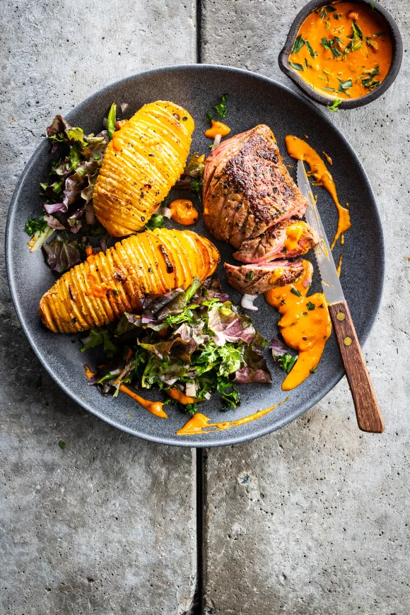 Steak met hasselbackaardappelen en choronsaus