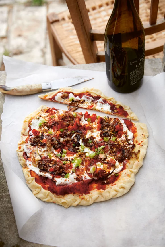 Flatbread met labneh en gebakken uien