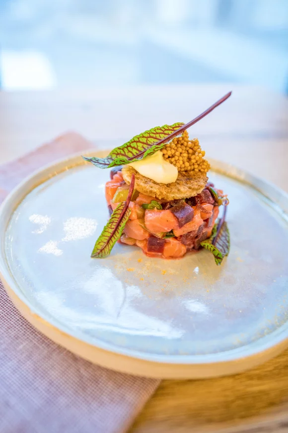 Tartaar van zalm en rode biet met mosterdkaviaar
