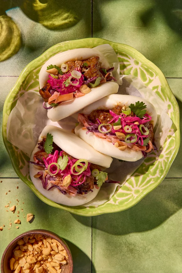 Bao buns met sticky tempeh