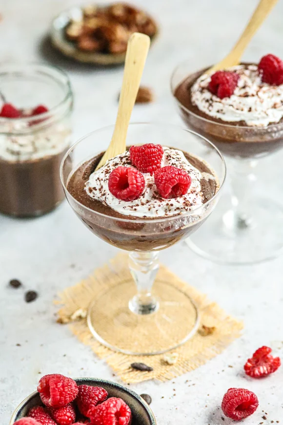 Vegan chocolademousse met frambozen