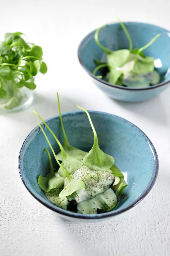 Kalfswangetjes met espuma van bloemkool en jonge spinazie
