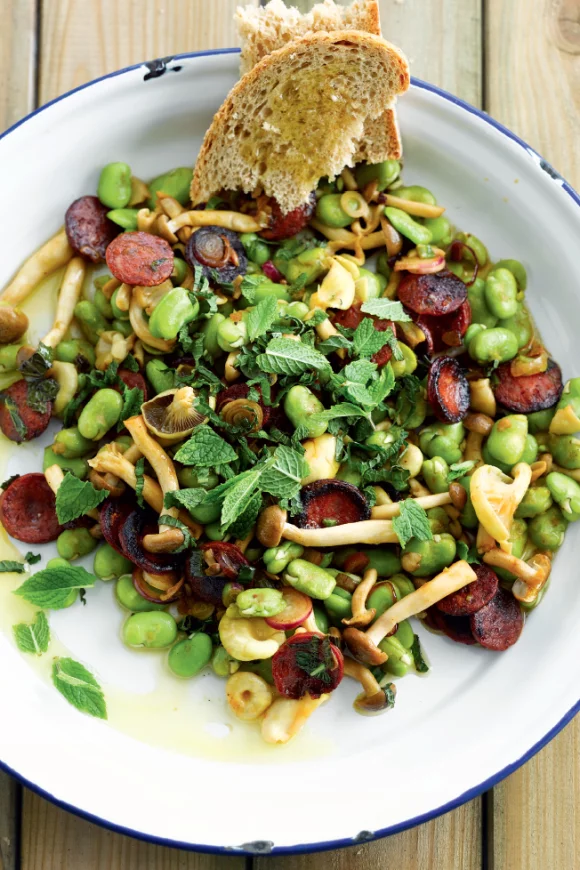 Warme salade met tuinbonen en chorizo