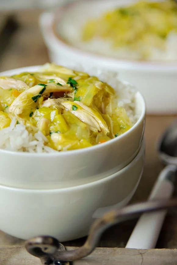 Gesmoorde kip in kerrie prei saus
