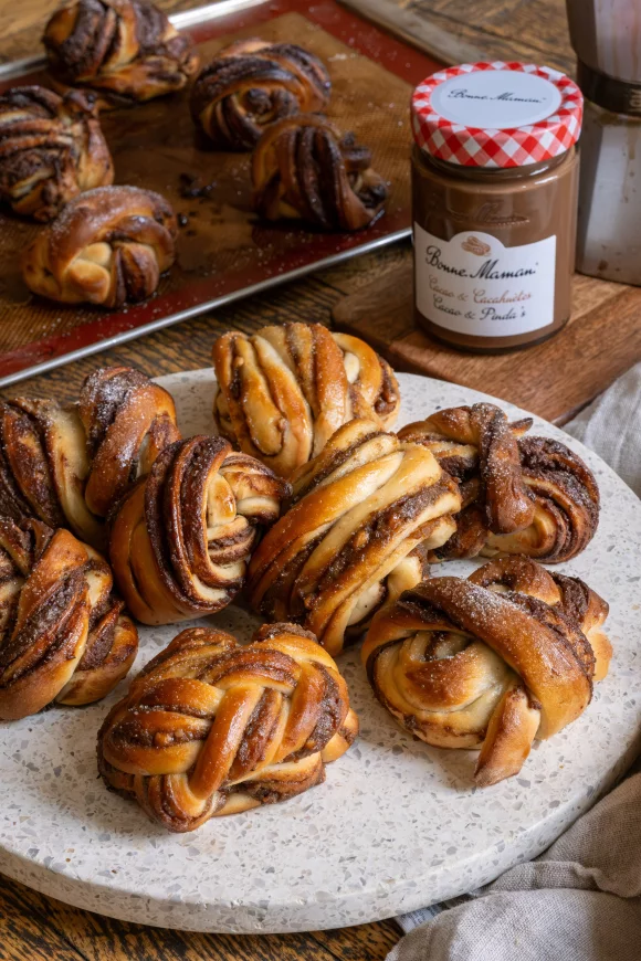 Kaneelbroodjes gevuld met pindakaas met cacao