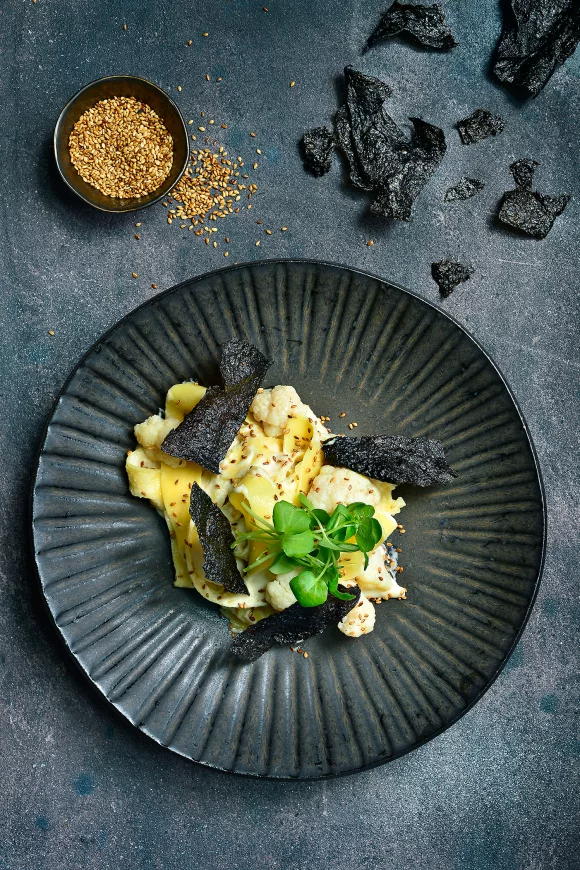 Pasta met bloemkool en gefrituurde norivellen