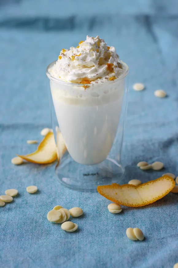 Witte chocolademelk met sinaasappel