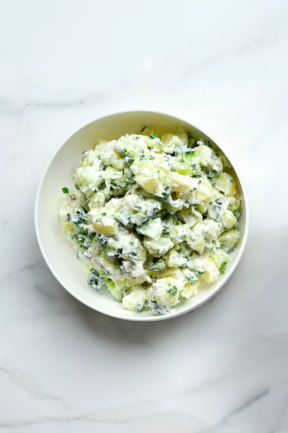 Frisse aardappelsalade met komkommer en Griekse yoghurt