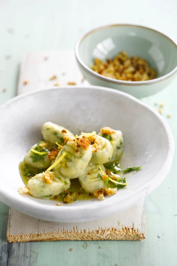 Gnocchi met raapstelen en broodcrumble